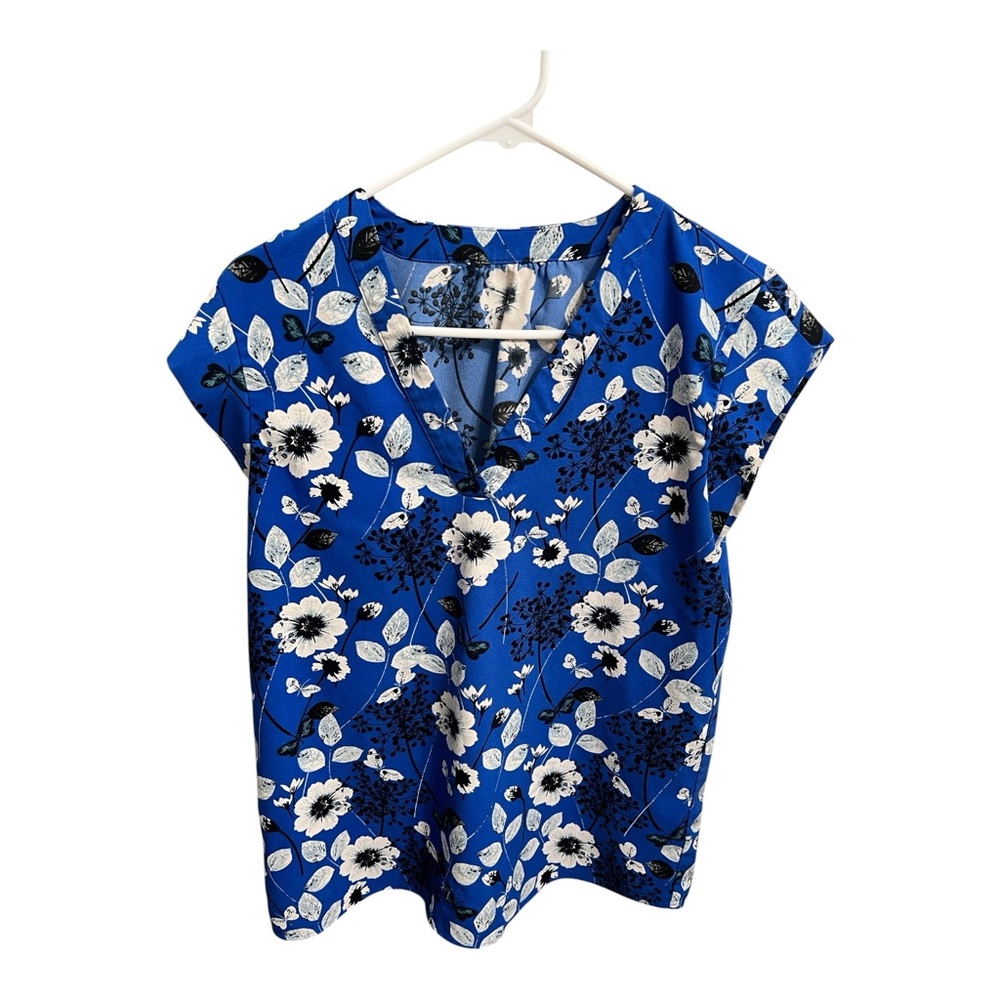 Women’s V-neck short sleeve blouse with a blue floral print - Picture 2 of 4